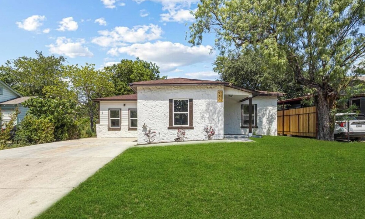 Northwest Los Angeles Heights House | Spacious 4-bedroom house in San Antonio with fenced yard and indoor cycling bike