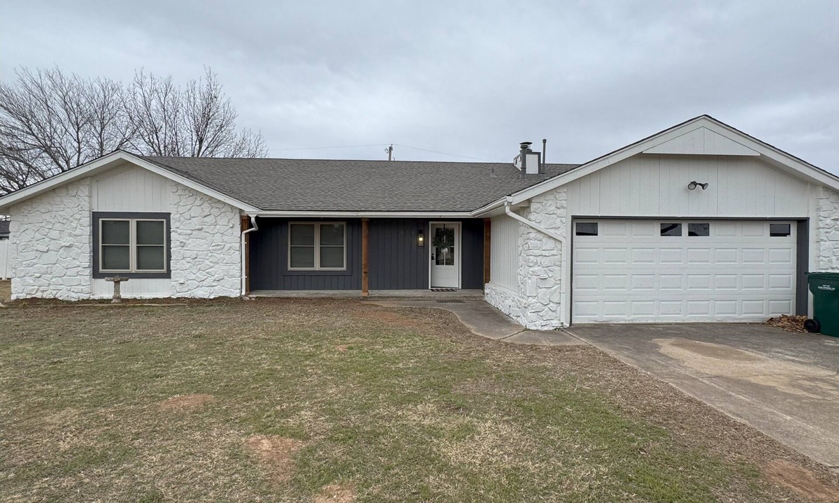 Sand Springs House | Spacious 4 bedroom house in Sand Springs where elegance meets comfort.