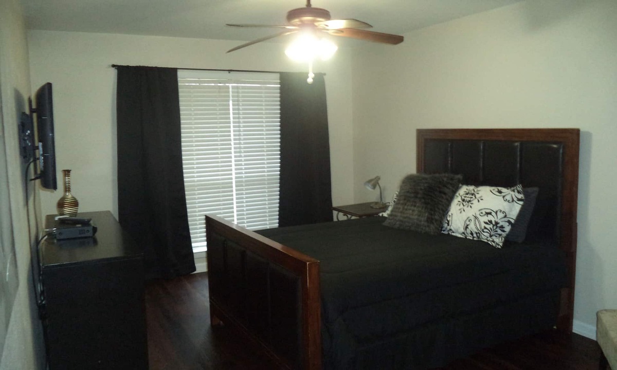 Garland House | Spacious 4 Bedroom Vacation Home 6 Beds