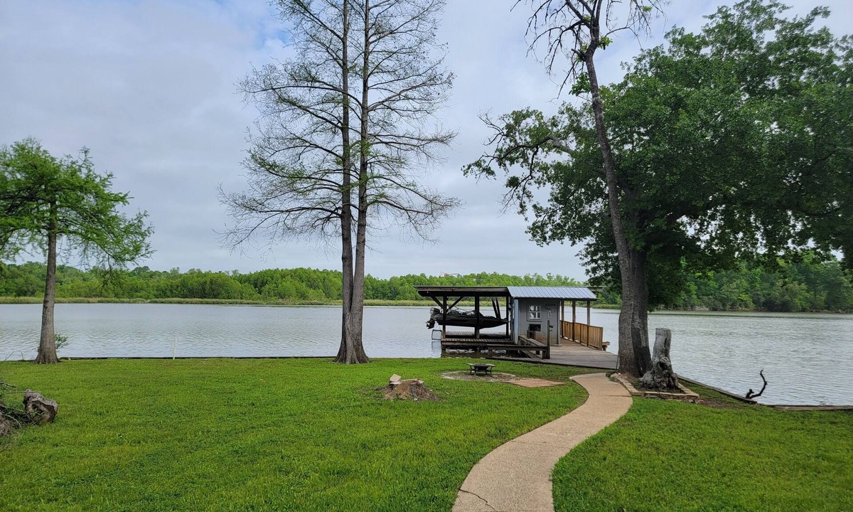 Oakhurst House | Spacious 4-bedroom waterfront house in charming Huntsville (welcome small pets)