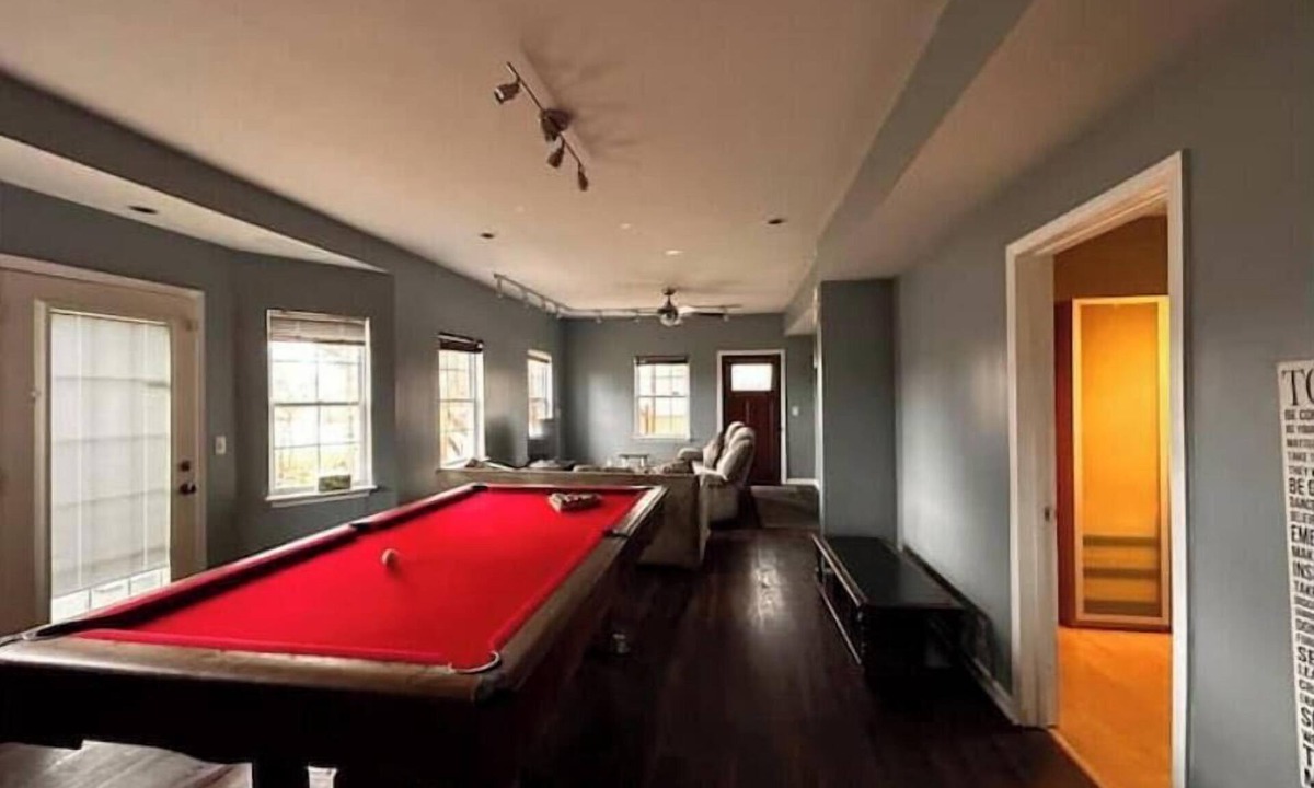 Hammond House | Spacious 4 bedroom with studio and updated kitchennn