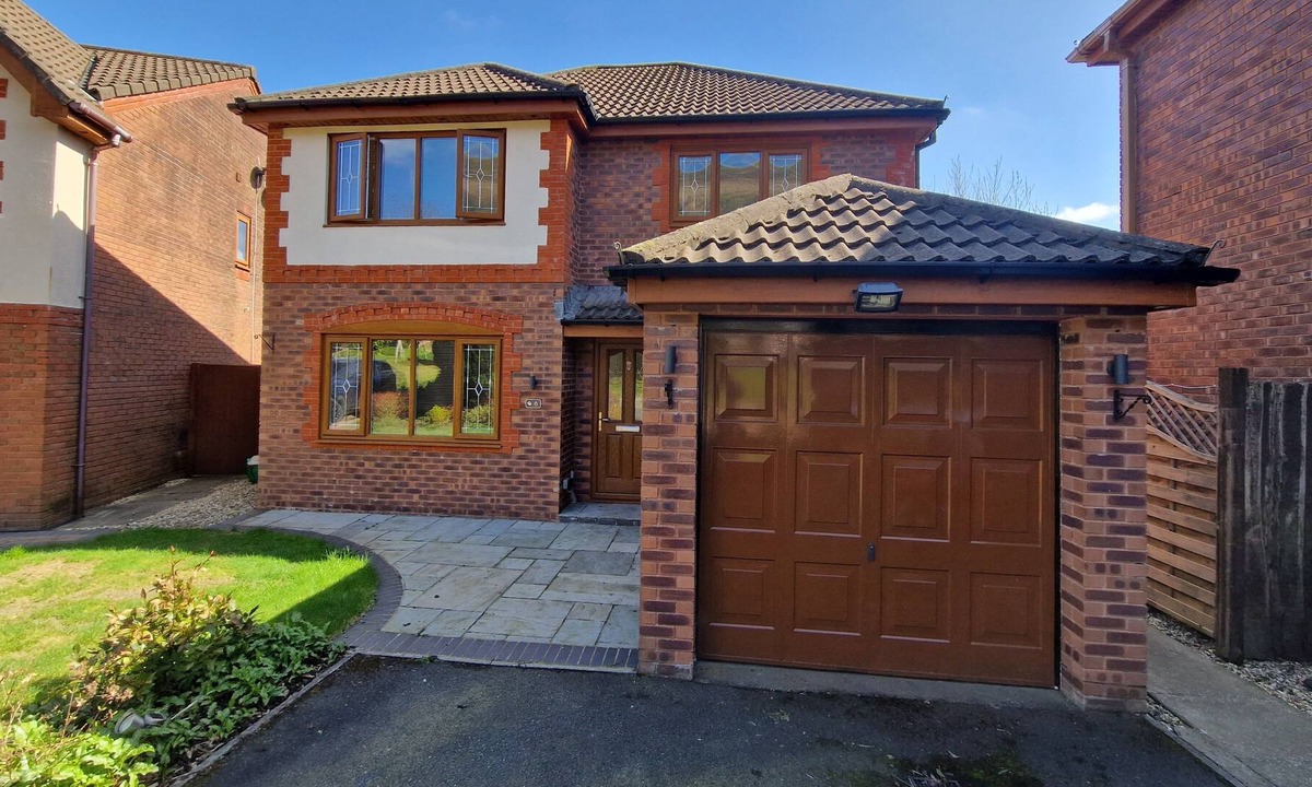 Waunlwyd House | Spacious 4 BR detached & parking