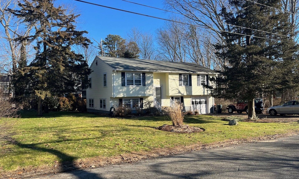 Lagoon Heights House | Spacious 4 BR Home, Steps to Lagoon, Minutes to Downtown Oak Bluffs and Beaches!