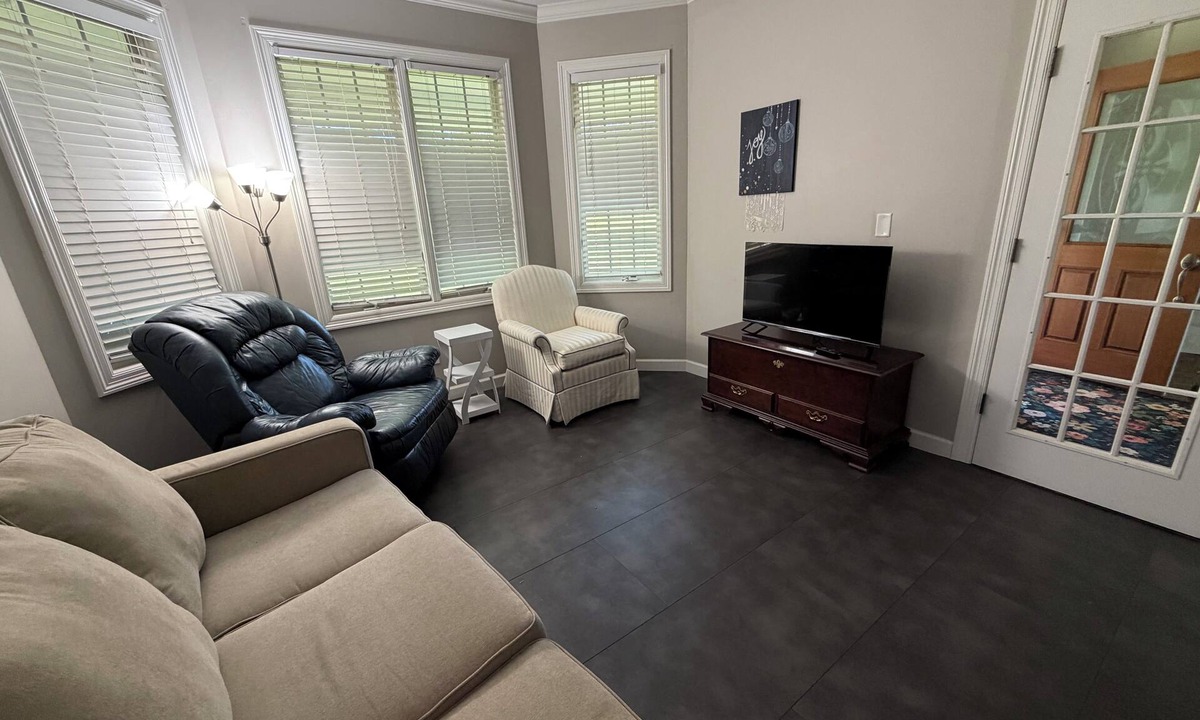Saylorville House | Spacious 4-BR House, Quiet, Perfect for Groups!