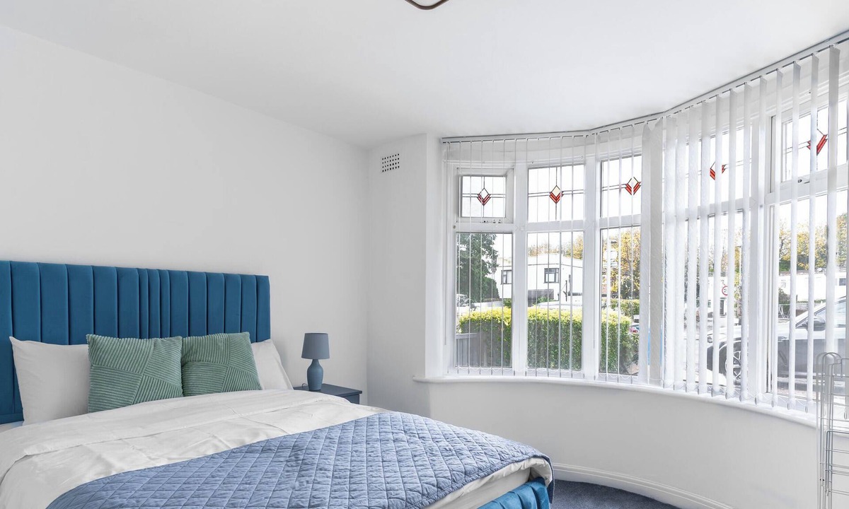 Didsbury House | Spacious 4-Bed Home near Didsbury