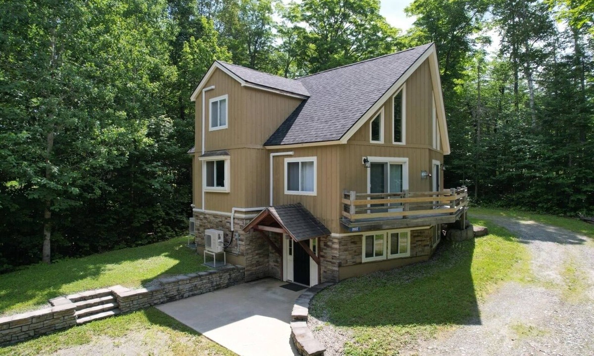 Carrabassett Valley House | Spacious 4-bedroom house w/Hot Tub near Sugarloaf with AC, WiFi, bonus room
