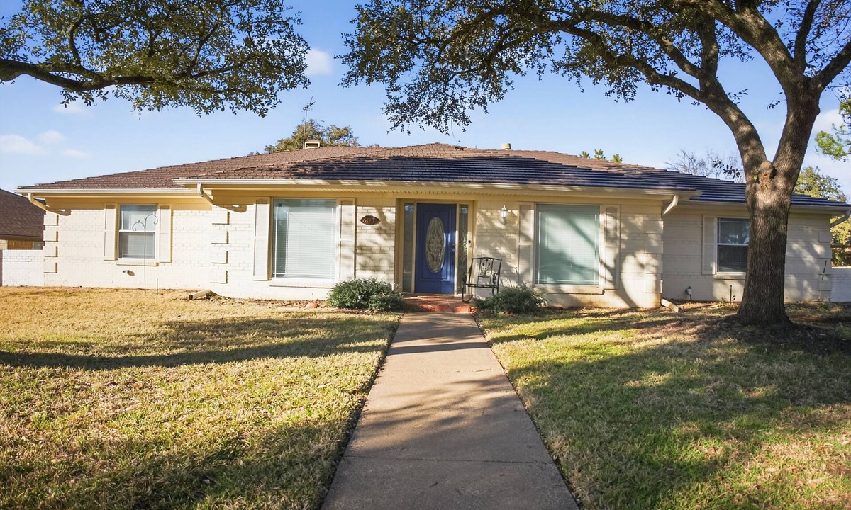North Richland Hills House | Spacious 4BR w/2 King Beds, Media Room + Large Parking
