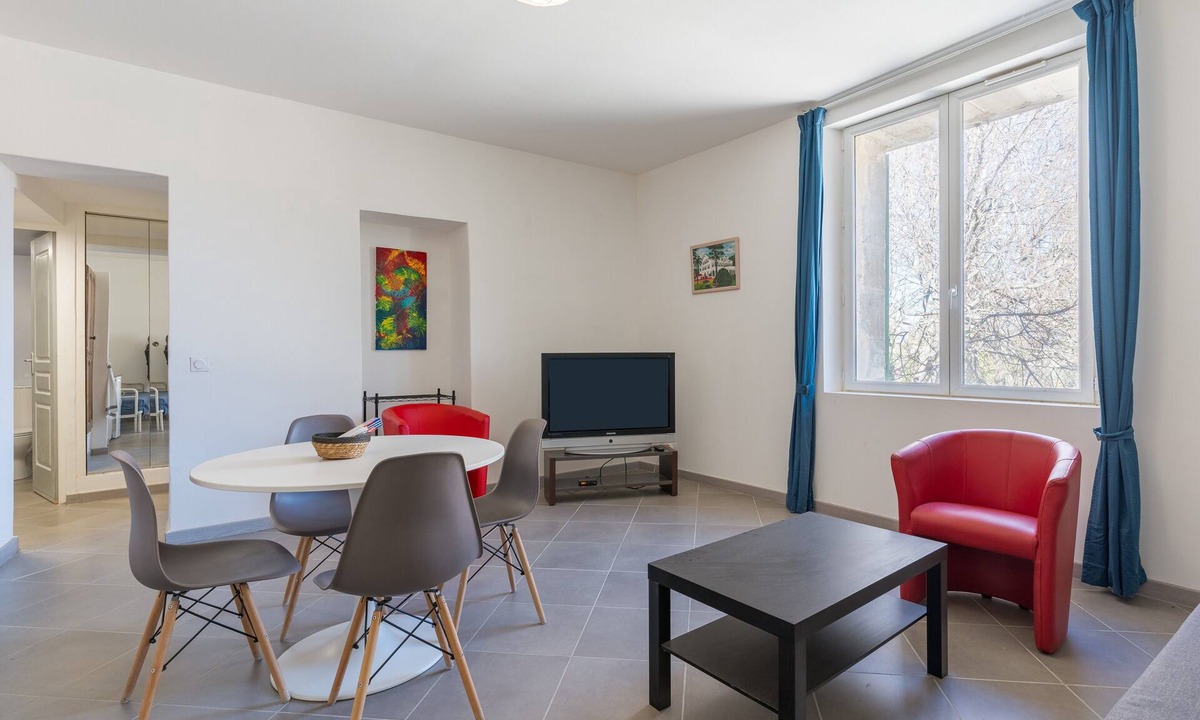 Charleval Apartment | Spacious 44 m² Apartment in Village Center - No. 2