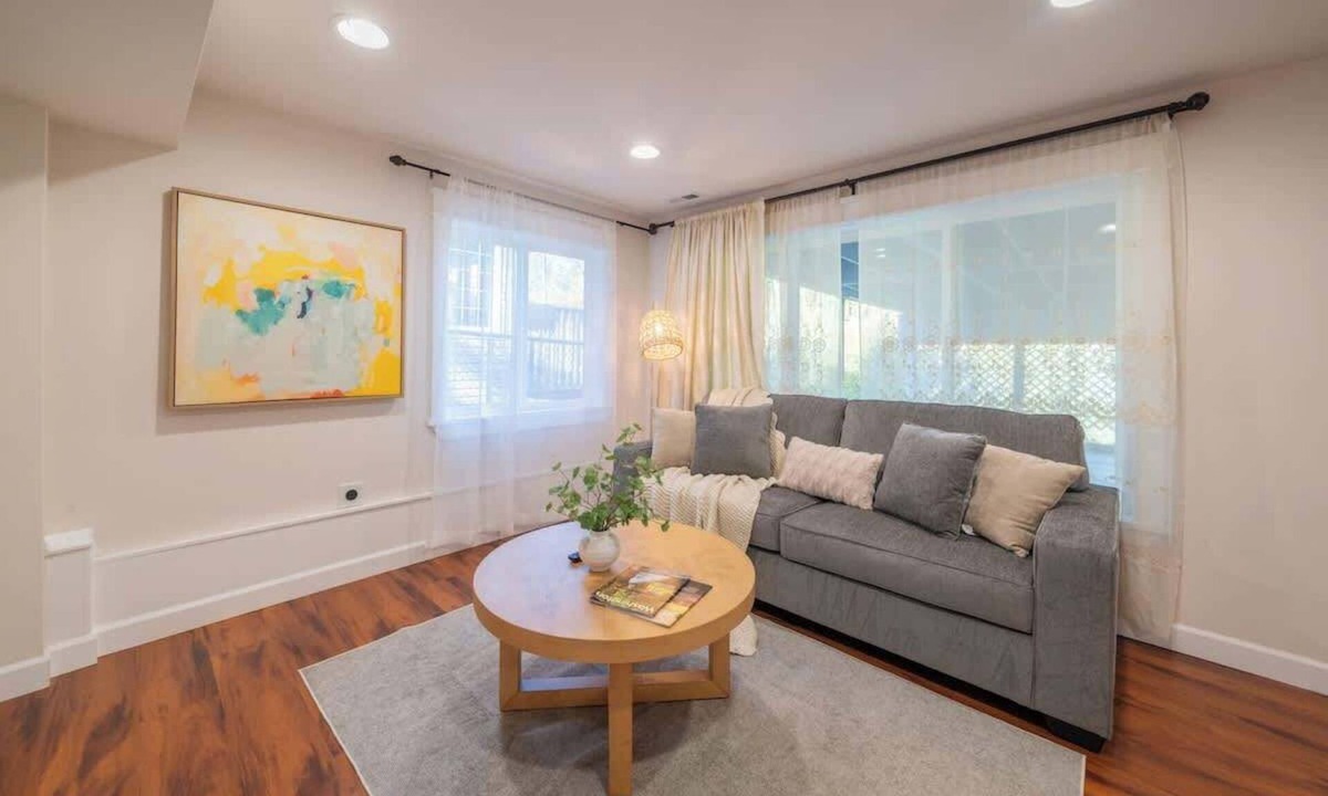 View Ridge House | Spacious 4b2b house/Partial lake views/Backyard