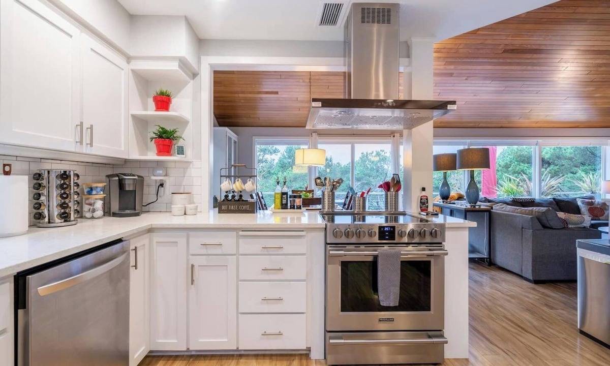 Manzanita House | Spacious 4BD Beach House - Pet-Friendly - Hot Tub!