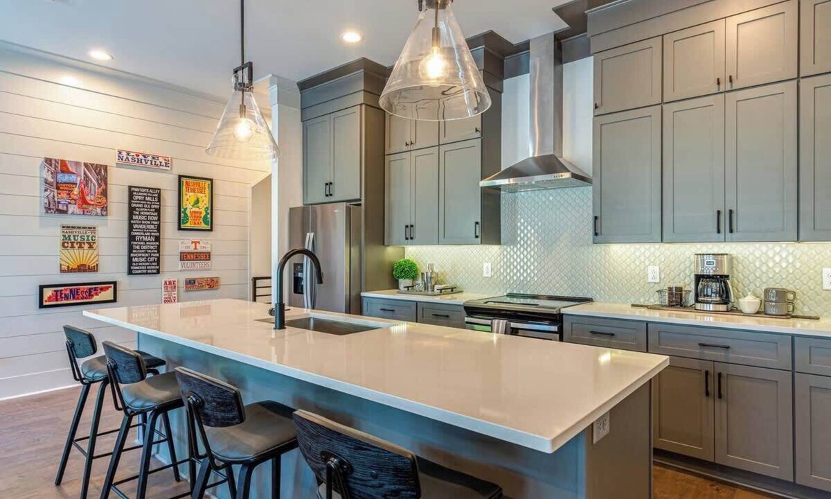 Eastwood Condo | Spacious 4bd minutes from Broadway - Sleeps 12!