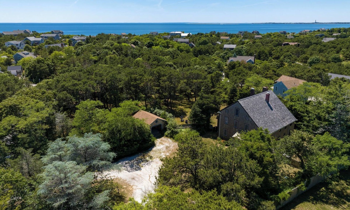 North Truro House | Spacious 4BD-Renovated Kitchen, Baths, A/C, Deck, Large Yard, 0.31 MI to Cape Cod Bay Assoc. Beach