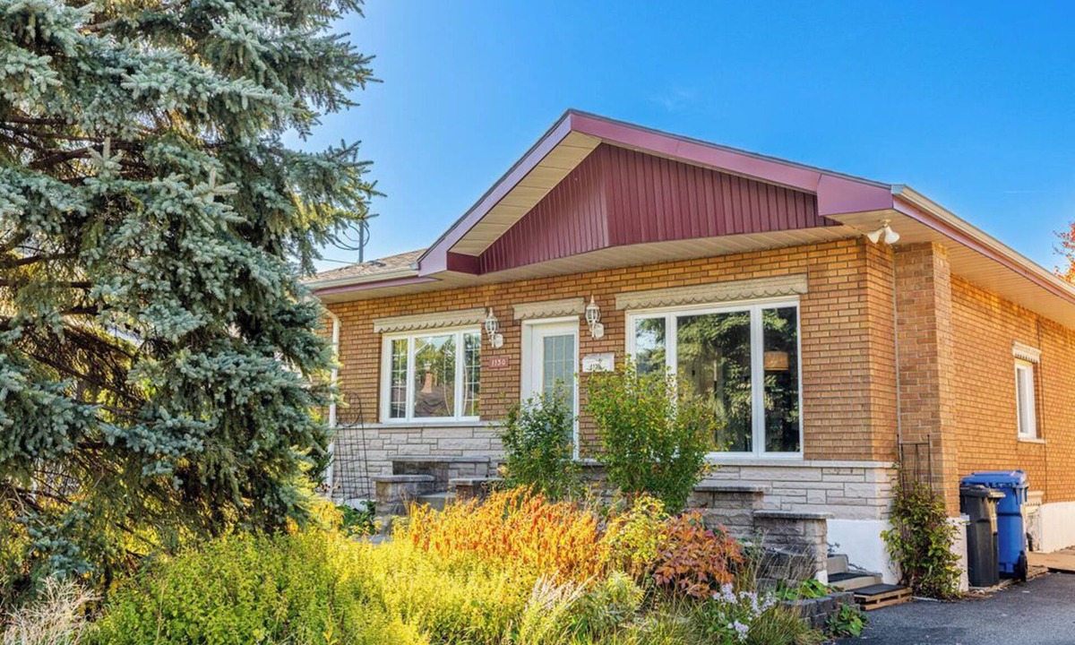 Saint-Lambert House | Spacious 4BDRS Entire House near DT, Free Parking