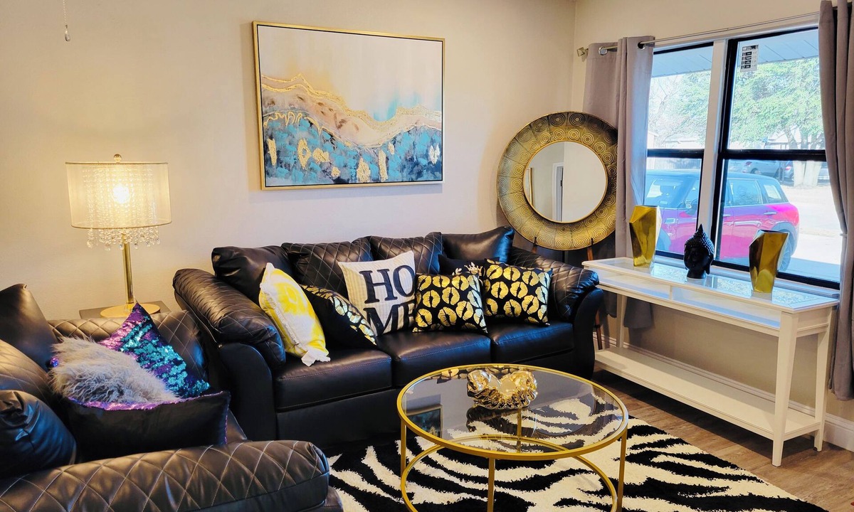Plano House | Spacious 4BE/2BA house with big yard in Downtown Plano