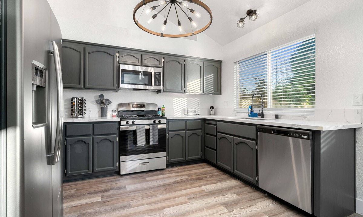 Hood House | Spacious 4Beds/3Baths Fully Remodeled Mansion