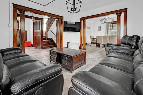 Niagara Falls House | Spacious 4BR 1BA near the Falls