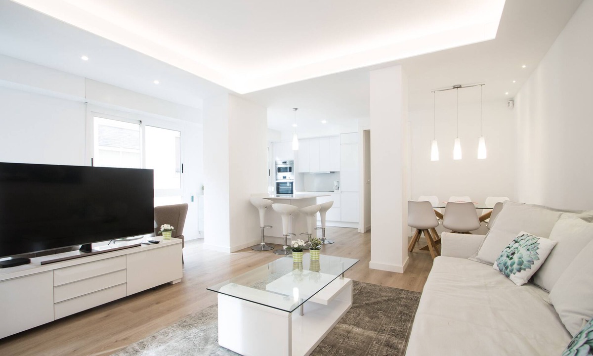 Alicante City Centre Apartment | Spacious 4BR Apartment, Walk to Beach