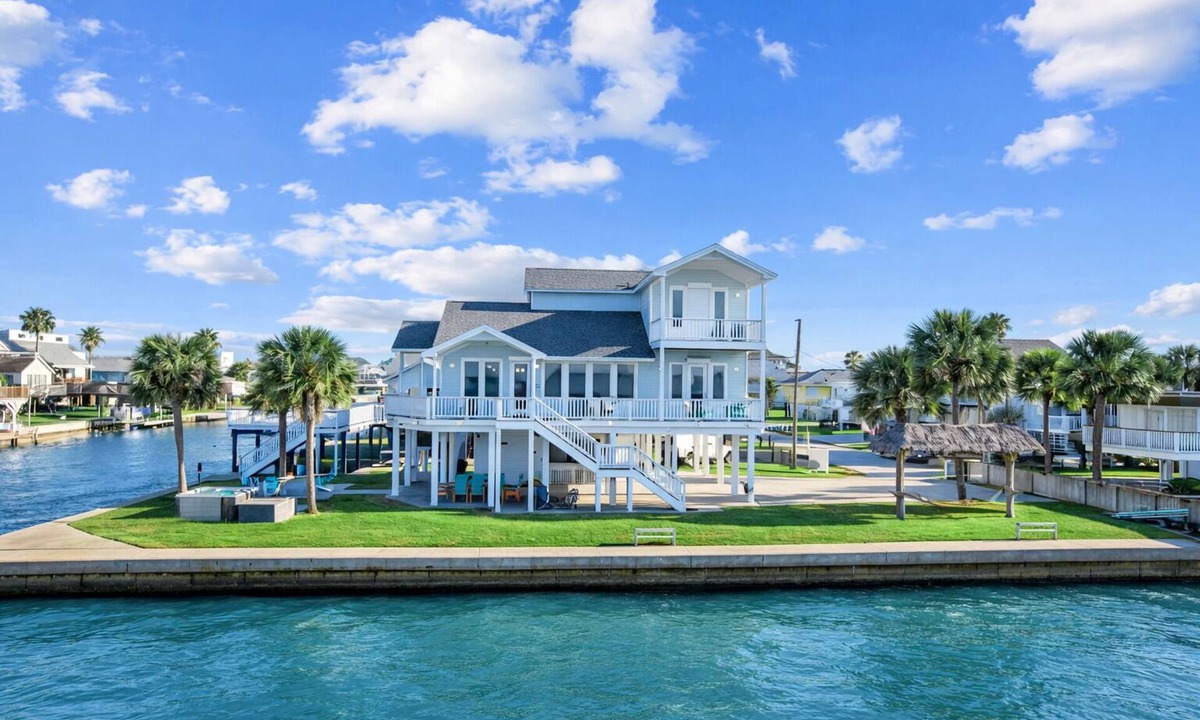 Galveston House | Spacious 4BR Bayfront | Hot Tub | Fire Pit | Sleeps 14