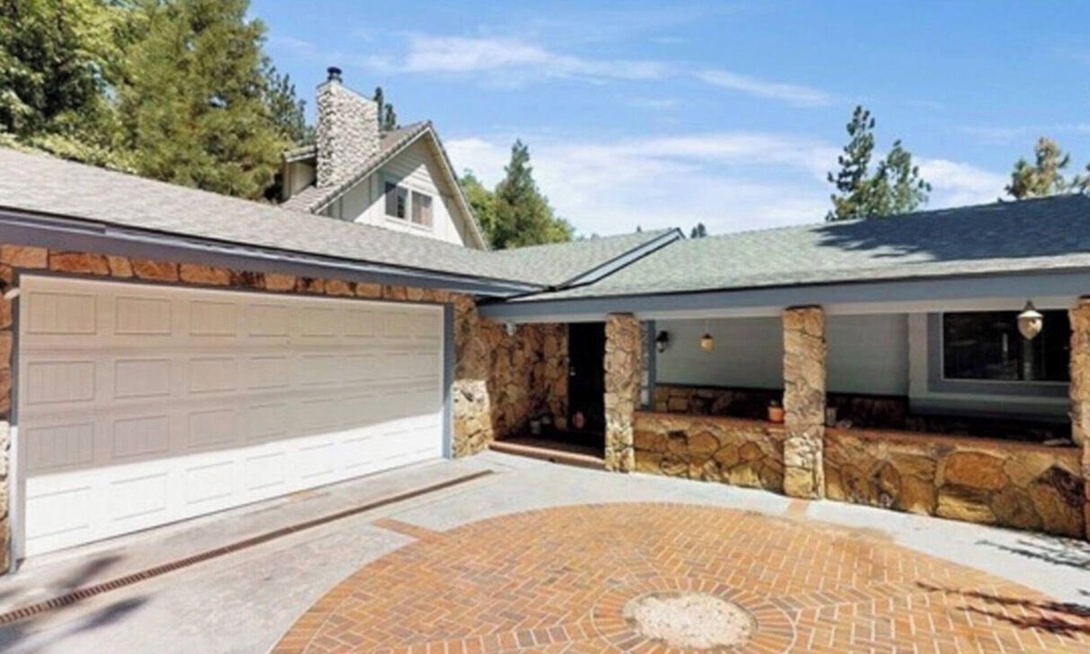 Running Springs Bed & Breakfast | Spacious 4BR Cabin in Running Springs AC Mountain Escape”
