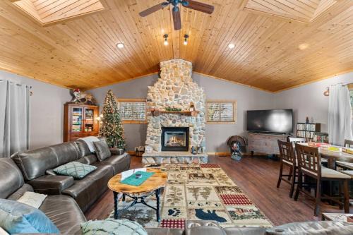 Lyndon Station House | Spacious 4BR Cabin Sleeps 12 Games Near Dells