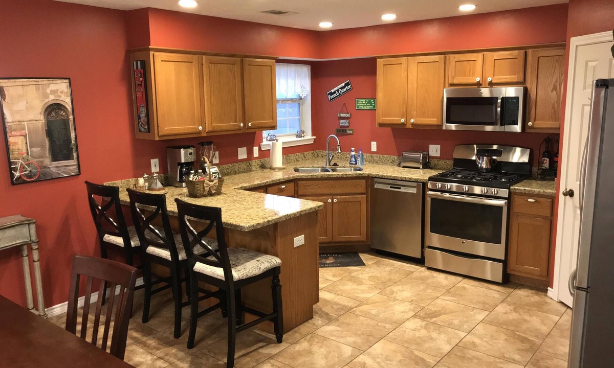 Southern Plantation House | Spacious 4BR Family Retreat Near A&M Campus & Stadium