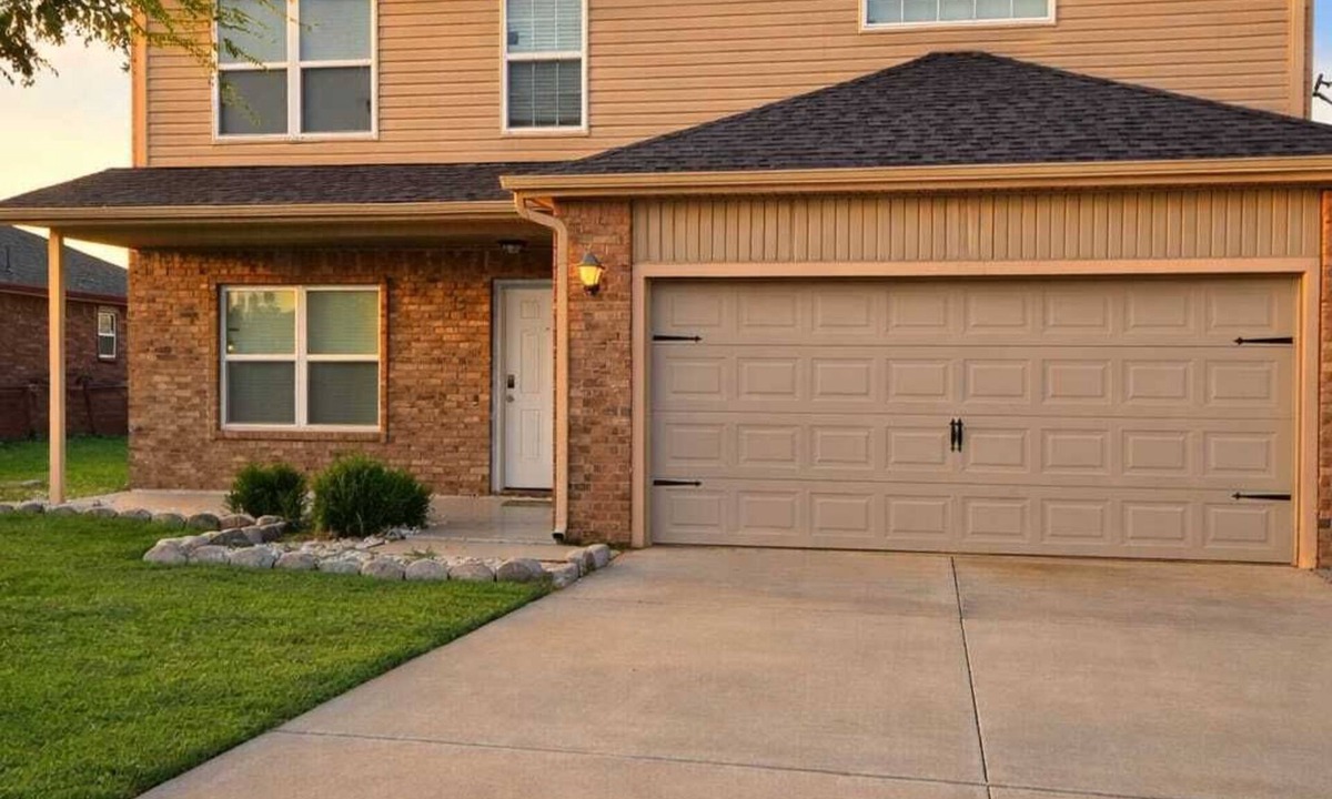 Moore House | Spacious 4BR Family Home Near Downtown OKC & I-240