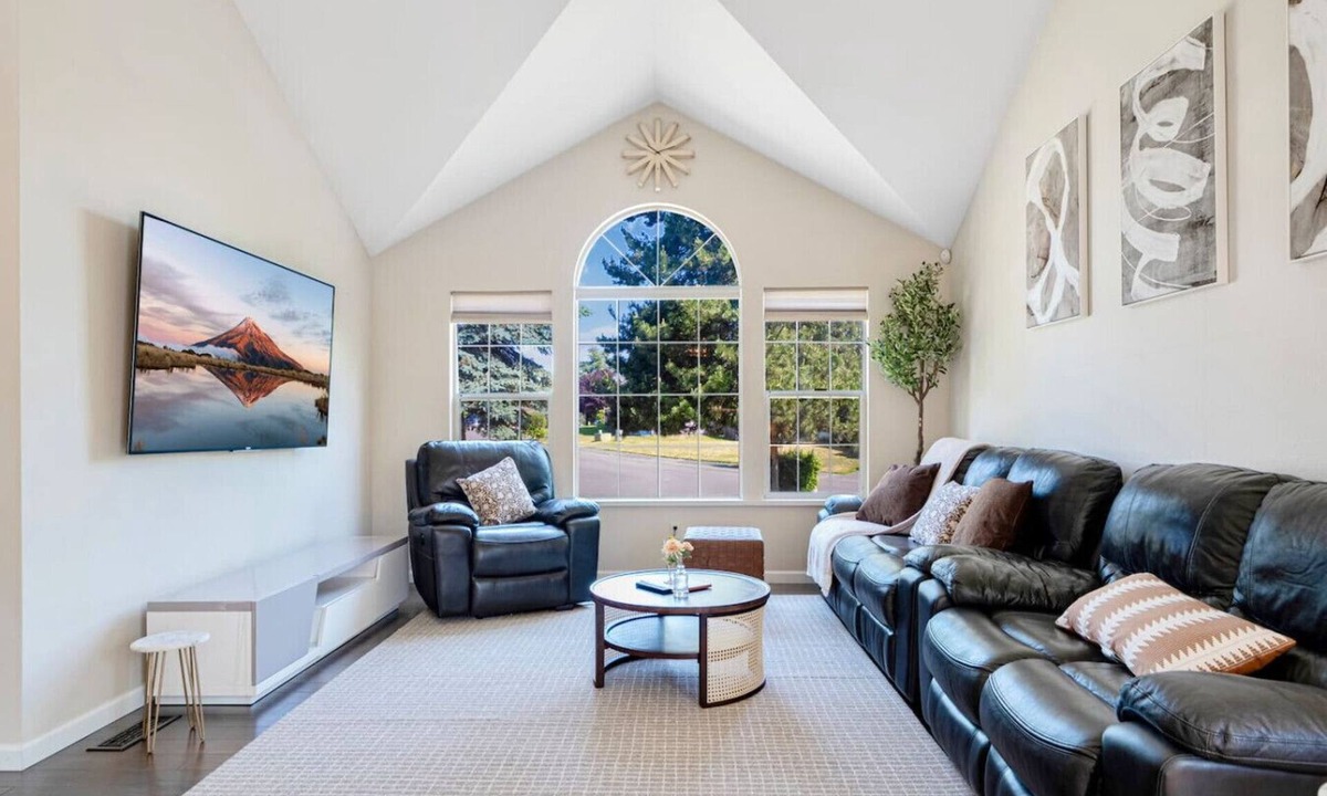 Federal Way House | Spacious 4BR Getaway | Grill, Patio & Game Table