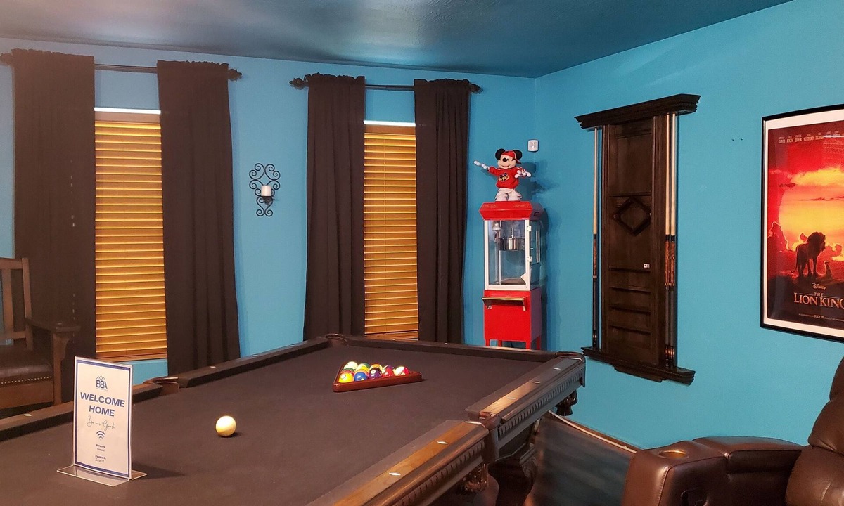 Houston House | Spacious 4BR Getaway - Theater, PS5, Pool Table
