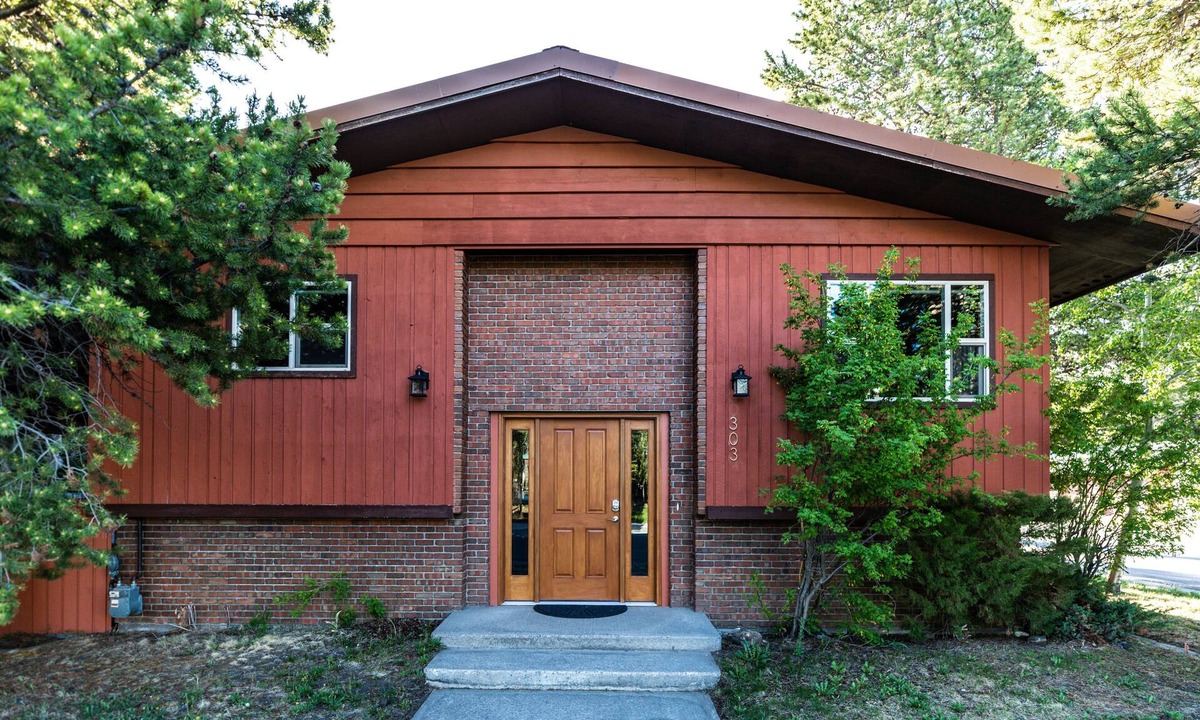 West Yellowstone House | Spacious 4BR home in West Yellowstone, 1 minute from the park: Geyser Getaway
