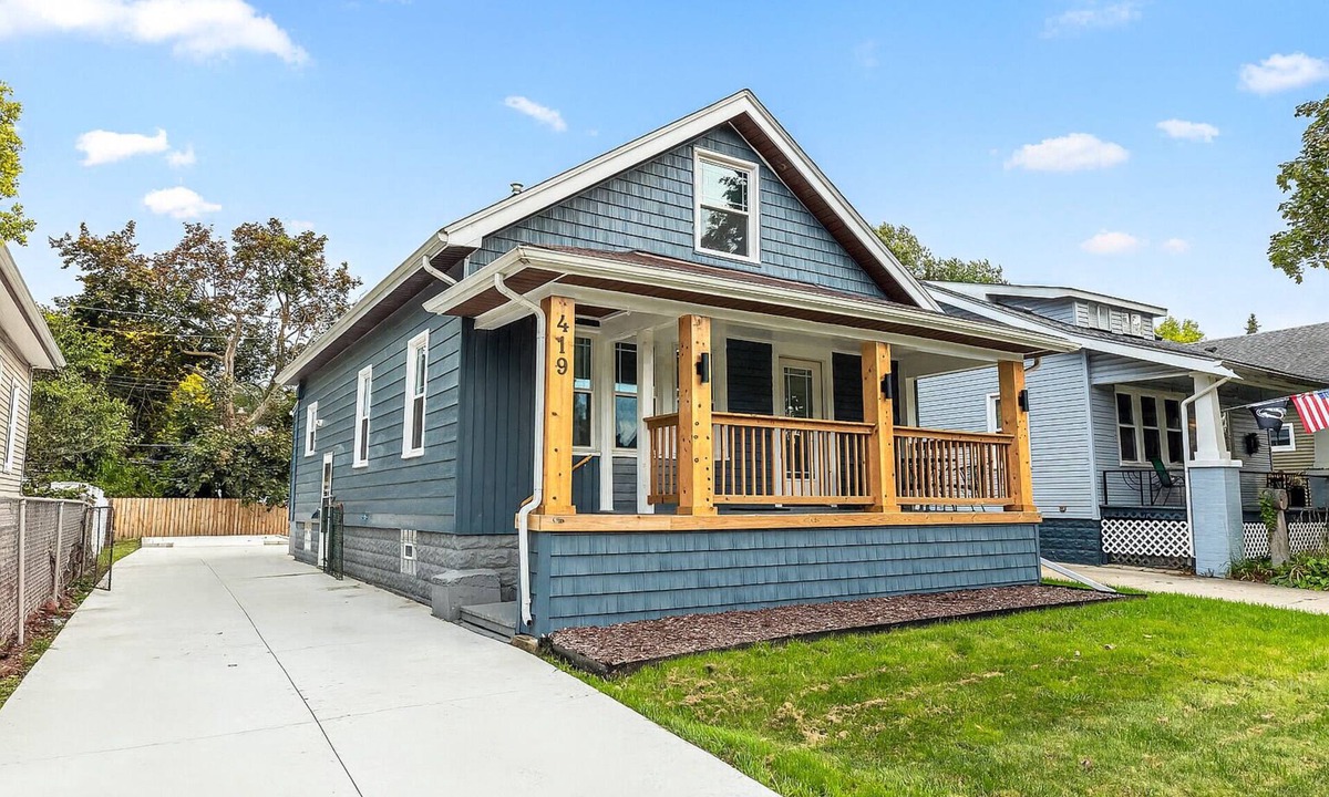 Royal Oak House | Spacious 4BR Home by Dtown Royal Oak