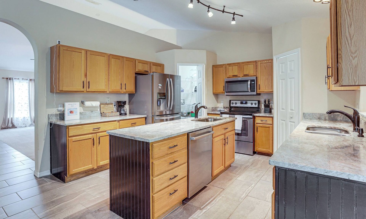 Deltona Lakes House | Spacious 4BR Home in Deltona w/Screened Porch!