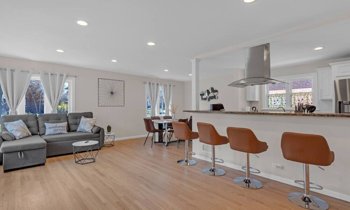 Oak Park House | Spacious 4BR Home in Oak Park