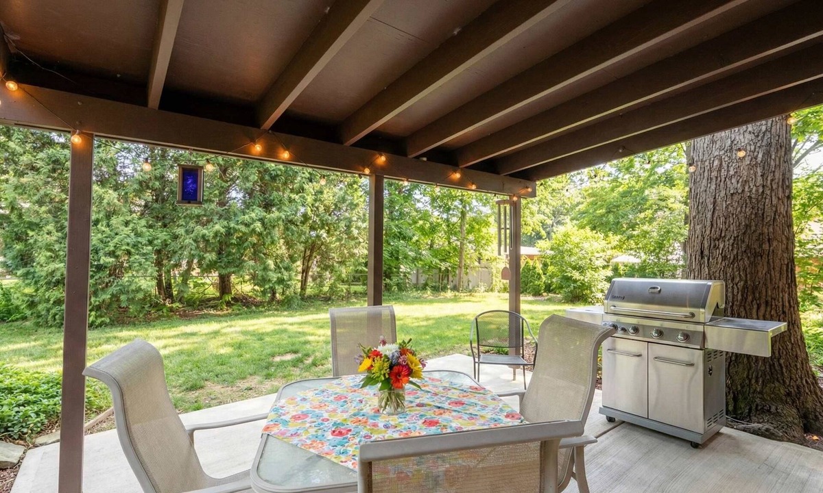 Rockford House | Spacious 4BR Home with BBQ, Yard, Near Golf Course
