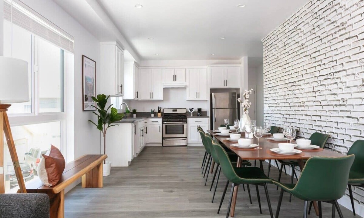 Mid City Condo | Spacious 4BR LA Getaway with Parking Fast Wi-Fi