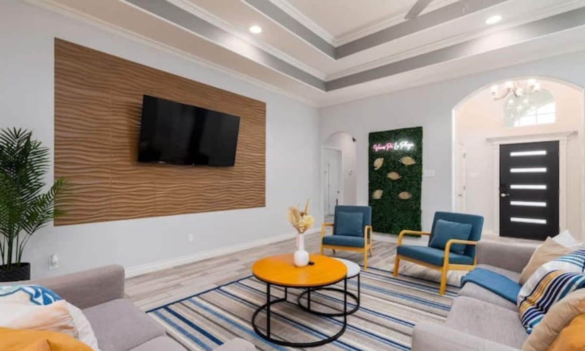 South Side House | Spacious 4BR Near Beach - 15 min drive