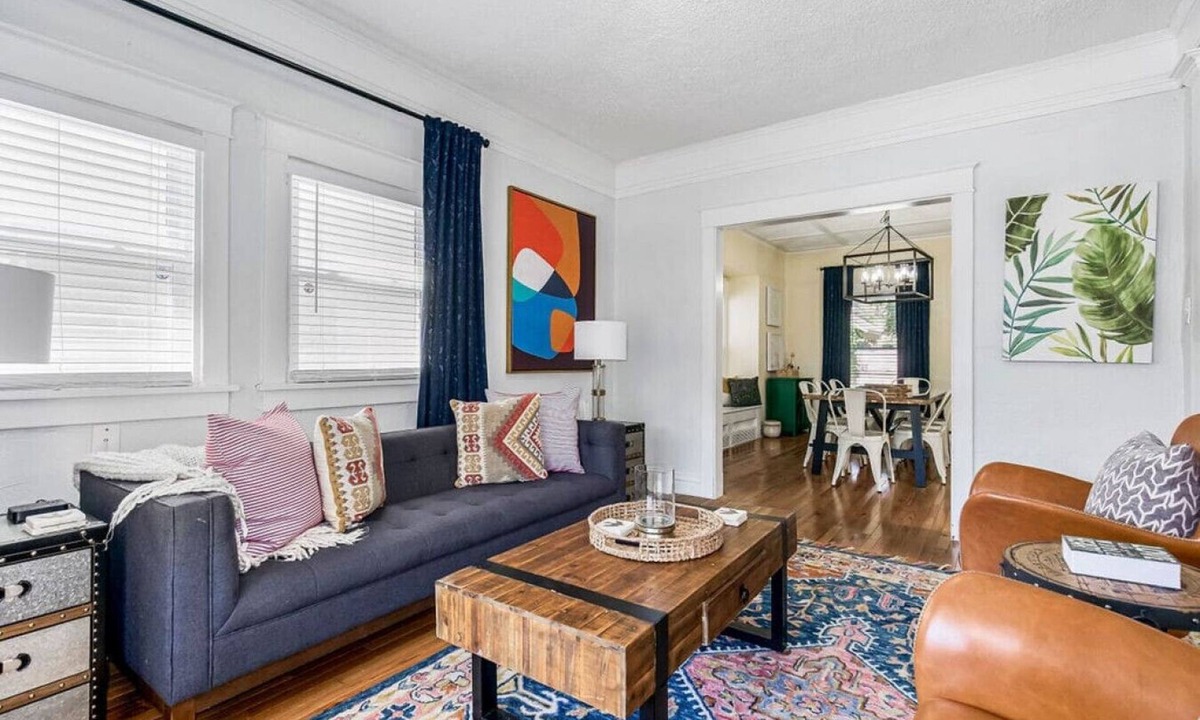 South Hyde Park Apartment | Spacious 4BR Near Plaza & Westport | Ideal for Groups & Gatherings