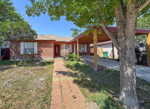 Southside House | Spacious 4BR Near Riverwalk, Missions, Downtown San Antonio