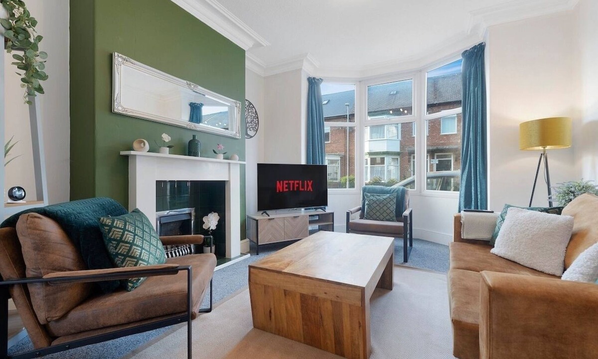 Darlington House | Spacious 4BR on Leafield Rd