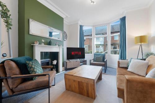 Darlington House | Spacious 4BR on Leafield Rd