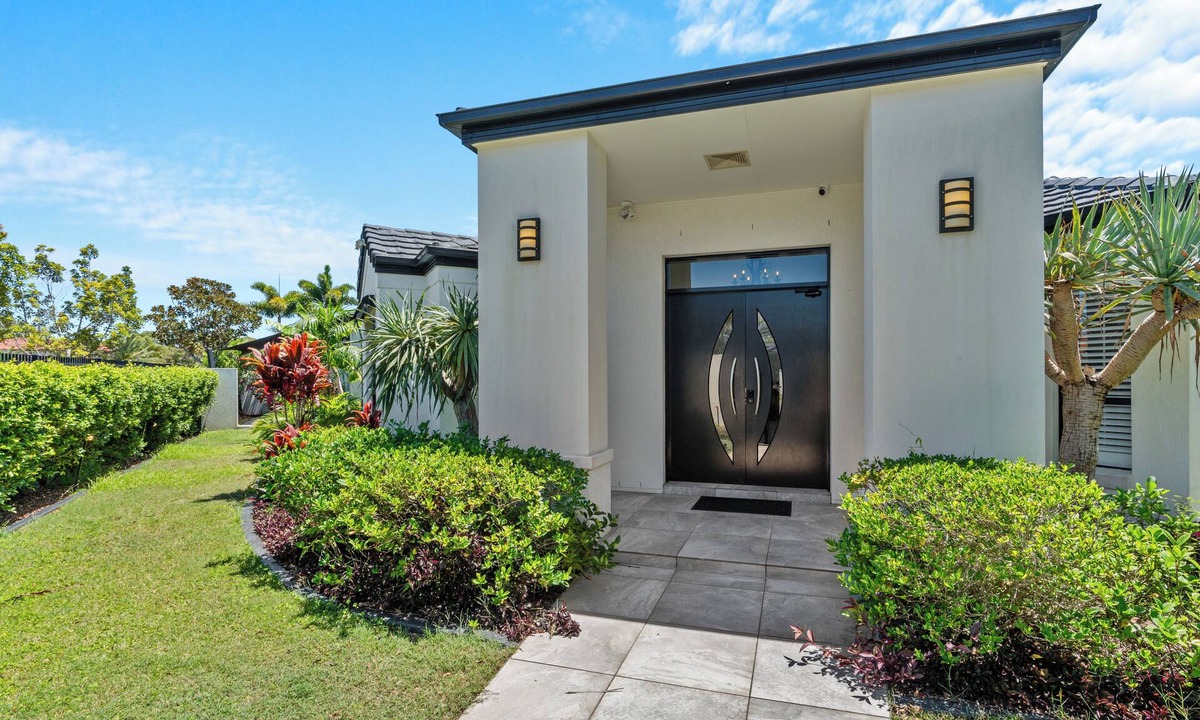 Burleigh Waters House | Spacious 4BR Poolside Escape