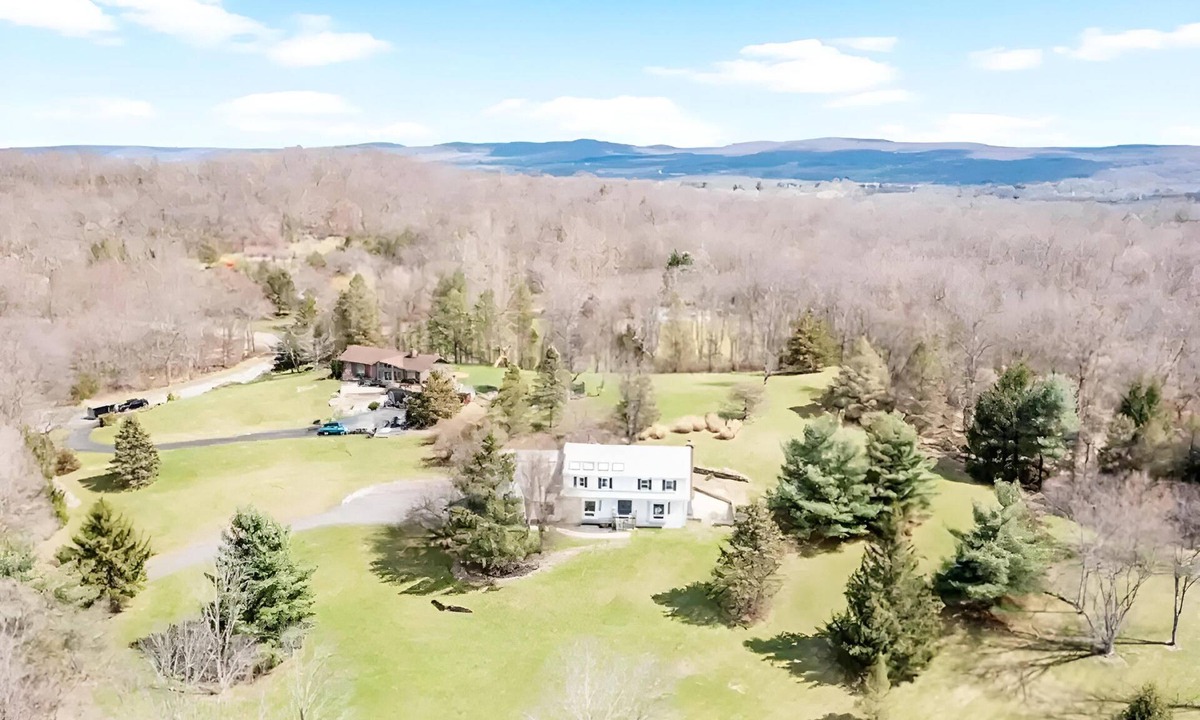 Warwick House | Spacious 4BR Pet‑Friendly Hot Tub Game Room Close to Legoland & Mtn Creek