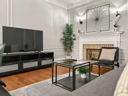 Rogers Park Apartment | Spacious 4BR Retreat - Chase E1