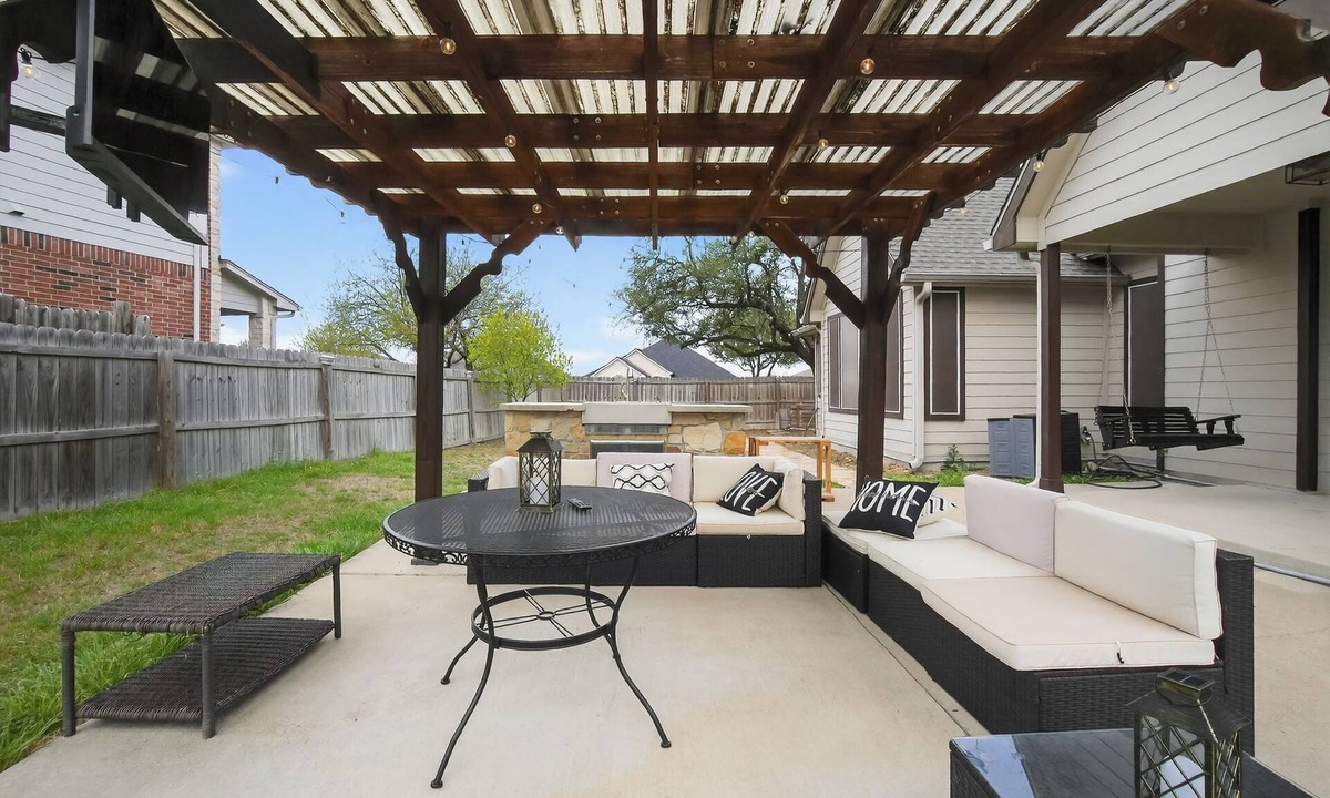 Kyle House | Spacious 4BR Retreat |Pool Table| Firepit & Hottub