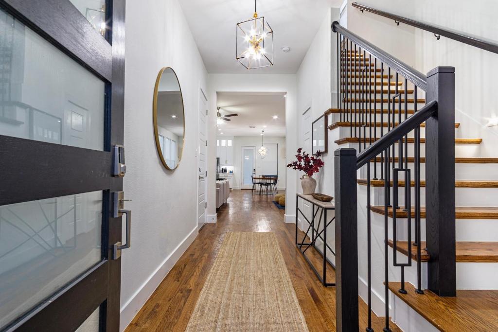 West Dallas House | Spacious 4BR Retreat, Sleeps 10, Backyard, Near Dallas