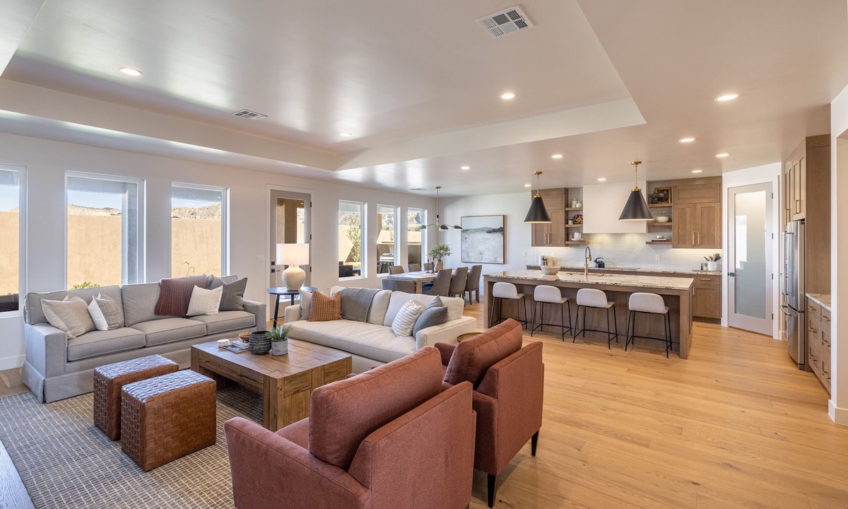 St. George House | Spacious 4BR Sleeps 10 - w/Firepit, Near Clubhouse
