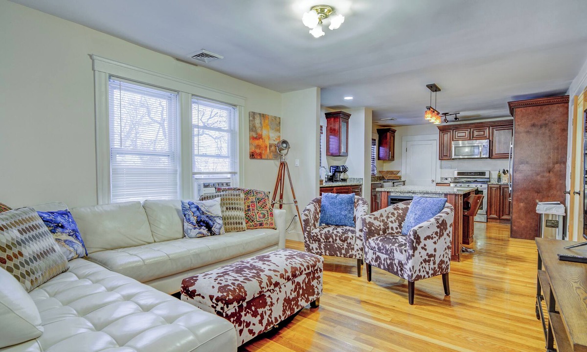 Watertown House | Spacious 4BR Stay Ideal for Groups!