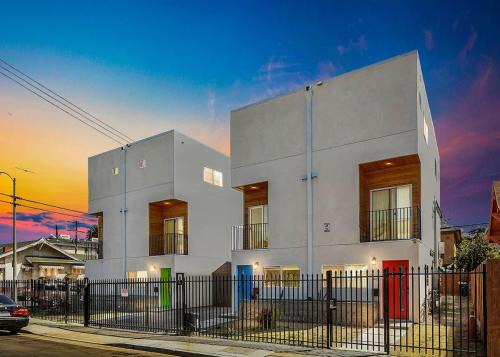 Westlake House | Spacious 4BR Townhouse with Free Parking Near DTLA
