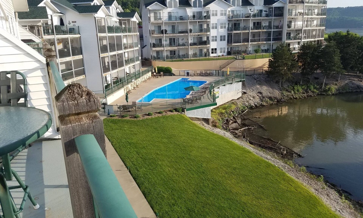 Camdenton Condo | Spacious 4BR w/Loft Condo with great lake view