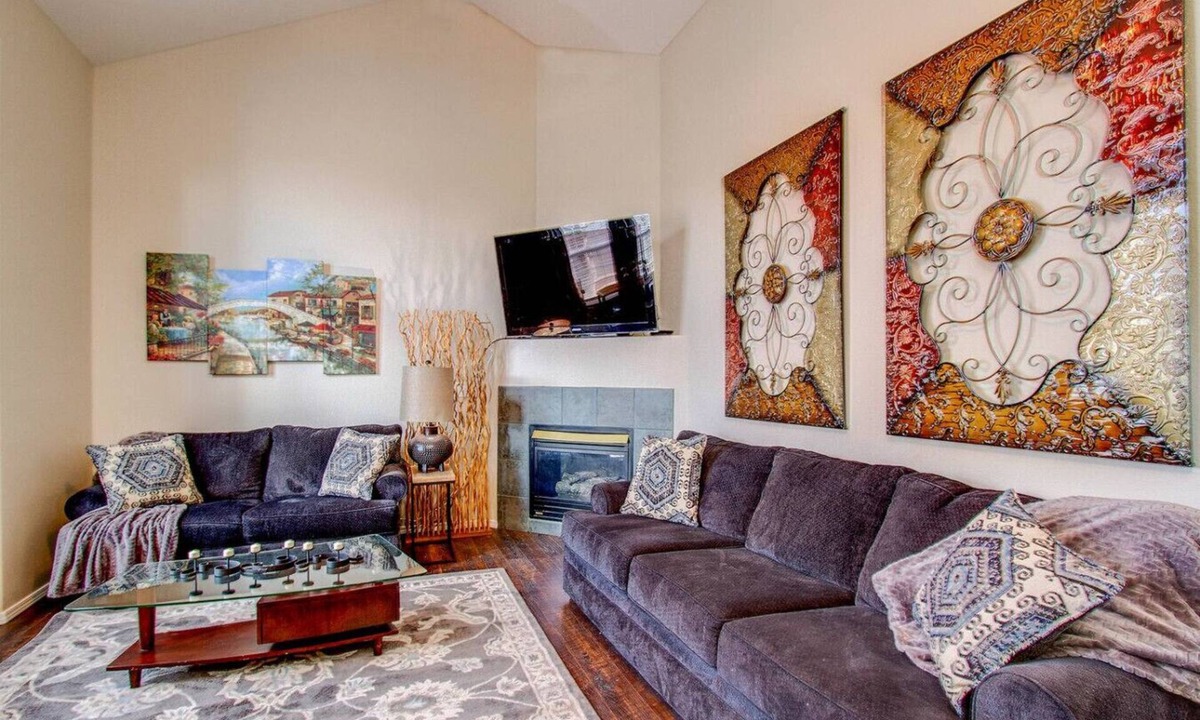 Southeast Colorado Springs House | Spacious 4BR w/EV Charger & Hot Tub