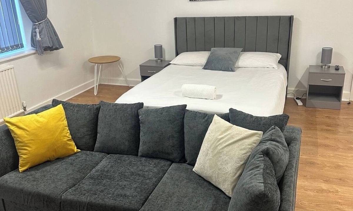 Warrington Apartment | Spacious 5-BD Flat | Sleeps 10 | Parking and WiFi
